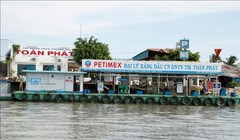 Trạm xăng dầu trên mặt nước tại Chợ nổi, Cái Răng- Cần Thơ- (Ảnh minh họa).