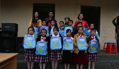 Các em học sinh được tặng bộ dụng cụ học tập thiết yếu.