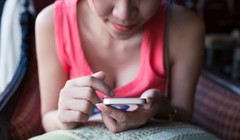 Người dùng Thái Lan đang truy cập Internet trên smartphone