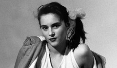 Melania Trump sinh năm 1971 tại Slovenia trong một gia đình có mẹ là nhà thiết kế thời trang. Bà bắt đầu sự nghiệp người mẫu từ năm 16 tuổi. 