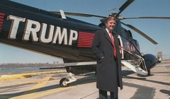 Giàu có, ăn chơi và có lối sống phóng khoáng, tỷ phú Donald Trump là "thỏi nam châm" thu hút nhiều chân dài vây quanh. Ông Trump sẽ trở thành vị tổng thống nhiều lần ly hôn nhất trong lịch sử nước Mỹ. Ngoài ra, nhiều lời đồn thổi cho rằng ông còn cặp kè v