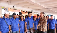 Đại sứ Việt Nam tại Indonesia gặp các ngư dân trước khi về nước. (Ảnh: Vietnam+)