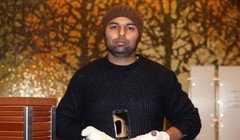 Amarjit Mann với hai tay bị thương và "thủ phạm" gây ra vụ tai nạn