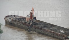 Hàng tấn chất thải dội xuống lòng sông một cách không thương tiếc- (Ảnh: Tapchigiaothong).