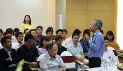 Tiến sỹ Nguyễn Long giao lưu cùng các tác giả lọt vào Chung khảo Nhân tài Đất Việt. (Nguồn: BTC)