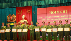 Thứ trưởng Lê Quý Vương trao Bằng khen của Bộ Công an cho các tập thể, cá nhân có thành tích xuất sắc.