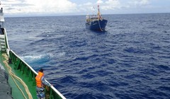 Tàu cảnh sát biển 6007 tiếp cận và lai kéo tàu cá bị nạn về bờ - Ảnh: Đ.ĐỊNH