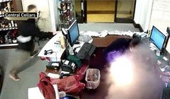 Vụ nổ thuốc lá điện tử xảy ra tại một cửa hàng bán rượu ở nhà ga xe lửa Grand Central, New York, Mỹ.