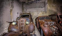 Hầu hết những chiếc xe đều trong tình trạng trống rỗng, chỉ còn trơ lại bộ khung