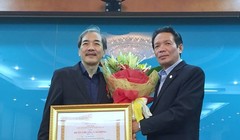 Thứ trưởng Bộ TT&TT Hoàng Vĩnh Bảo (bên phải) thừa ủy quyền Chủ tịch nước trao tặng Huân chương Lao động hạng Ba cho Phó Cục trưởng Cục Báo chí Vũ Thanh Sơn.