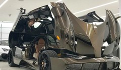 Manny Khoshbin đang sở hữu hàng chục chiếc siêu xe đắt nhất thế giới. Ảnh: Instagram.