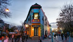 Caminito (Argentina): Những con đường ở Caminito nằm dọc theo bến cảng La Boca (phía đông nam thủ đô Buenos Aires) vô cùng nổi bật nhờ những mảng tường nhiều màu sắc rực rỡ. Ảnh: Argentina-travel-blog.