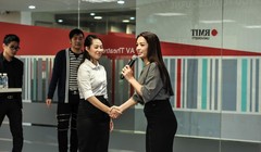 Siêu mẫu Thúy Hằng hướng dẫn sinh viên RMIT Việt Nam về kỹ năng giao tiếp khi giới thiệu bản thân, bắt tay và trao danh thiếp một cách chuyên nghiệp.