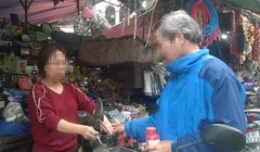 Những chiếc bình cứu hỏa mini được bán tại chợ trời (quận Hai Bà Trưng, Hà Nội). Tuy nhiên đến nay, không còn nhiều cửa hàng còn những chiếc bình này.