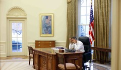 Tổng thống Mỹ Barack Obama làm việc tại bàn ResoluteẢnh: Whitehouse.gov