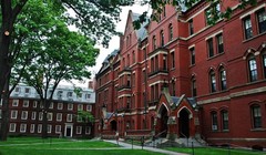 “Harvard là nơi người ta đeo lên mình những khuôn mặt giả tạo chính đáng”
