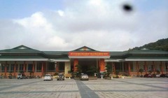 Trung tâm hội nghị Hàm Rồng mới đưa vào sử dụng tháng 11 năm 2014, nhưng đến nay đã xuất hiện vết rạn nứt hàng loạt cột chống đỡ