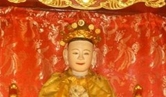 Tượng thờ vua bà Lý Chiêu Hoàng đầu đội miện Kim Khôi, mình khoác áo long bào ở đền Rồng. Ảnh tư liệu