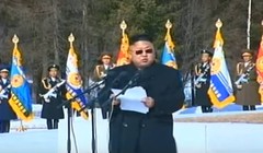 Video: Ông Kim Jong-un đeo kính mát, úy lạo binh sỹ trên đỉnh núi thiêng