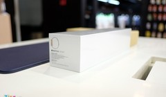 Lên kệ từ 2015 tại nhiều quốc gia, nhưng đến nay, mẫu smartwatch của Apple mới được bán chính hãng tại Việt Nam. Apple Watch Sport kích cỡ 38 mm là bản có giá thấp nhất, được bán ở mức 11,6 triệu đồng với bốn màubạc, xám không gian, vàng hồng và vàng cham