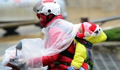 Những kiểu chống rét khi đưa trẻ đến trường