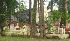 Ngôi mộ cổ bí ẩn trong công viên Tao Đàn - Ảnh: H.Đ.N