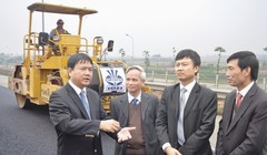 Bộ trưởng Đinh La Thăng thị sát một công trình mà Cienco 1 thực hiện thi công
