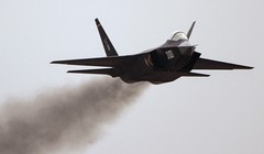 Chiến đấu cơ J-31 xả khói đen mù mịt trong đợt bay trình diễn năm 2014. Ảnh: Gizmodo