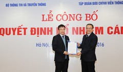 Thứ trưởng Bộ TT&TT Phan Tâm (bên phải) trao quyếtđịnh bổ nhiệm cho ông Nghiêm Phú Hoàn (Nguồn ảnh: vnpt.vn)