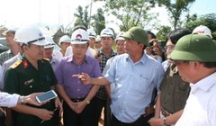 Bộ trưởng Đinh La Thăng đang thị sát các công trình giao thông