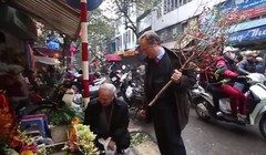 Đại sứ Bruno Angelet đi chợ Tết.