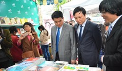 Ông Nguyễn Đức Chung tham quan các gian hàng sách - Ảnh: Phạm Tô Chiêm