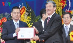 Ông Đinh Thế Huynh, Ủy viên Bộ Chính trị, Trưởng ban Tuyên giáo Trung ương trao giấy chứng nhận đạt tiêu chuẩn chức danh giáo sư cho ông Nguyễn Văn Hiếu.