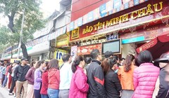 Người dân xếp hàng mua vàng tại một đại lý của Bảo Tín Minh Châu trong ngày thần tài.