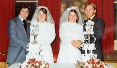 Cặp song sinh kết hôn và chôn cất chồng cùng 1 ngày