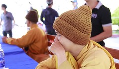 Hường khai vừa đẻ con xong thì đi khất thực kiếm tiền mua sữa