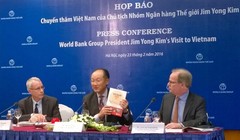 Chủ tịch Ngân hàng Thế giới Jim Yong Kim (giữa) trong buổi họp báo công bố báo cáo Việt Nam 2035. Ảnh TG