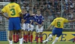 Video: Xem lại pha làm bàn “phản định luật” của Roberto Carlos