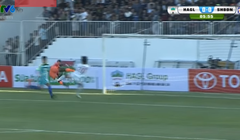 Trung vệ Dương Văn Pho của HAGL nhiều khả năng đã bị gãy xương sườn sau tình huống này.