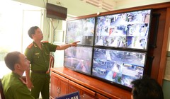 Trung tá Lê Thành Hưng - trưởng Công an P.12, Q.Gò Vấp, TP.HCM - kiểm tra các điểm thường xảy ra cướp giật được lắp đặt camera trên địa bàn phường - Ảnh: Hữu Khoa