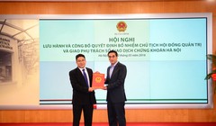 Thứ trưởng Bộ Tài chính Trần Xuân Hà trao quyết định bổ nhiệm Chủ tịch HĐQT Sở GDCK Hà Nội cho ông Nguyễn Thành Long