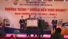 Hình ảnh ông Nguyễn Văn Quyền trao Bằng khen cho Công ty CP Tập đoàn Thiết bị Y tế BQP. Ảnh cắt từ clip