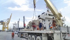 Xếp dỡ hàng hóa tại cảng Yangon, Myanmar. Ảnh: LA QUANG TRÍ