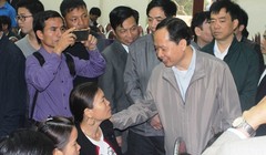 Bí thư Tỉnh ủy Thanh Hóa, Trịnh Văn Chiến, đang tiếp xúc với người dân Sầm Sơn.