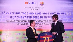 Ông Xavier Asensi - Giám đốc Điều hành khu vực Châu Á Thái Bình Dương CLB Barcelona (bên phải) tặng quà lưu niệm cho Ông Đỗ Quang Hiển - Chủ tịch HĐQT SHB, chiếc áo mang số 77 – là địa chỉ Trụ sở chính của SHB trên phố Trần Hưng Đạo