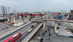 Kết cấu hạ tầng giao thông Hà Nội đang thay đổi, tuy nhiên việc kết nối là một bài toán khó. Ảnh: Mạnh Thắng.