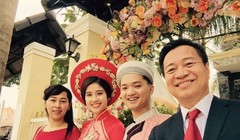 Bí thư Tỉnh đoàn Bình Định Nguyễn Minh Triết và Á hậu Đồng Thanh Vy (giữa) rạng rỡ trong đám hỏi. Nguồn: Internet 