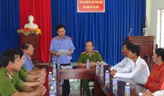 Đại diện Viện kiểm sát Cà Mau xin lỗi em Phạm Chí Nguyễn (sinh năm 1997, xã Nguyễn Phích, huyện U Minh) vì truy tố oan tội hiếp dâm - Ảnh: Tấn Thái.