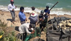 Đoàn thực địa đang ghi nhận tại giếng nước thứ ba. Ảnh: A.NHIÊN.