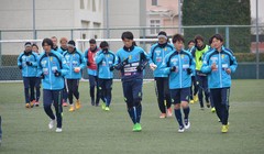 Tuấn Anh (bìa trái, hàng đầu) trong buổi tập của CLB Yokohama Ảnh: YOKOHAMA FC